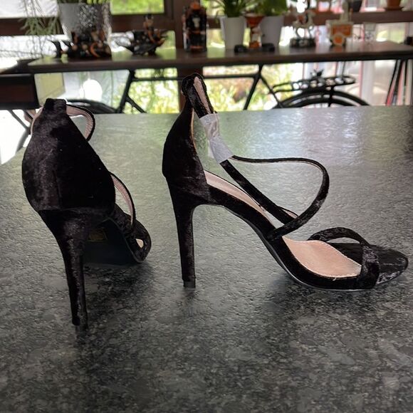 Lov Mark Story 19 Black Velvet 4” Heels strappy, straps criss cross in front new - Picture 2 of 5